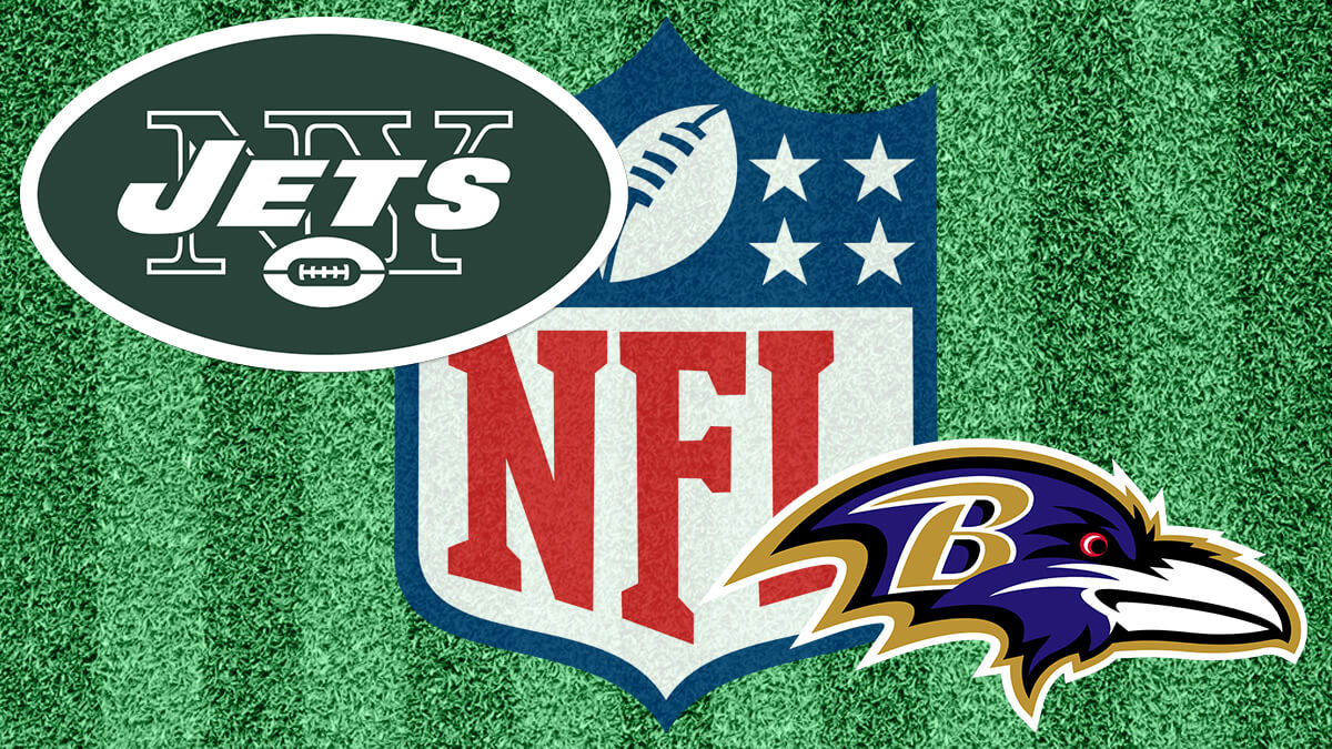 New York Jets vs Baltimore Ravens logot - NFL Logo yli jalkapallokenttä