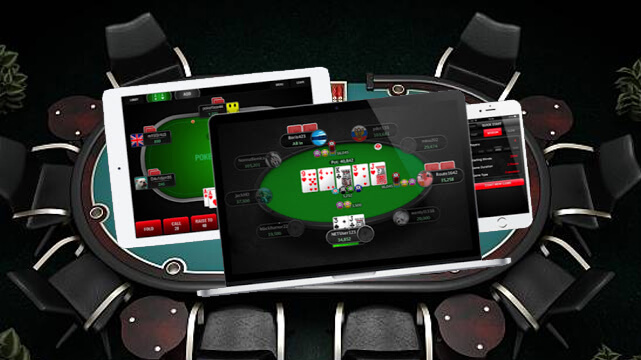 Pokeripöydän Tausta-tabletit ja kannettavat tietokoneet, joissa näkyy Online-Pokerisovelluksia