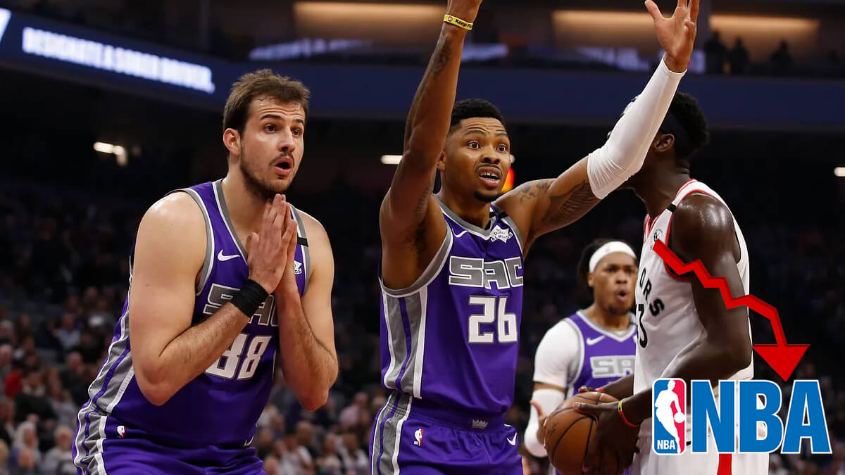 Sacramento Kings shokissa-NBA: n Logo ja punainen nuoli menossa alas